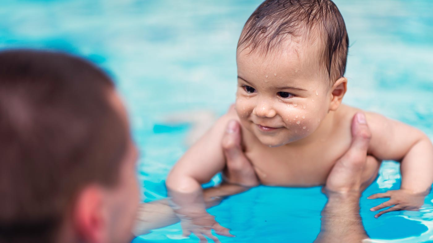 Vater beim Babyschwimmen in der Schimmschule Rebmann