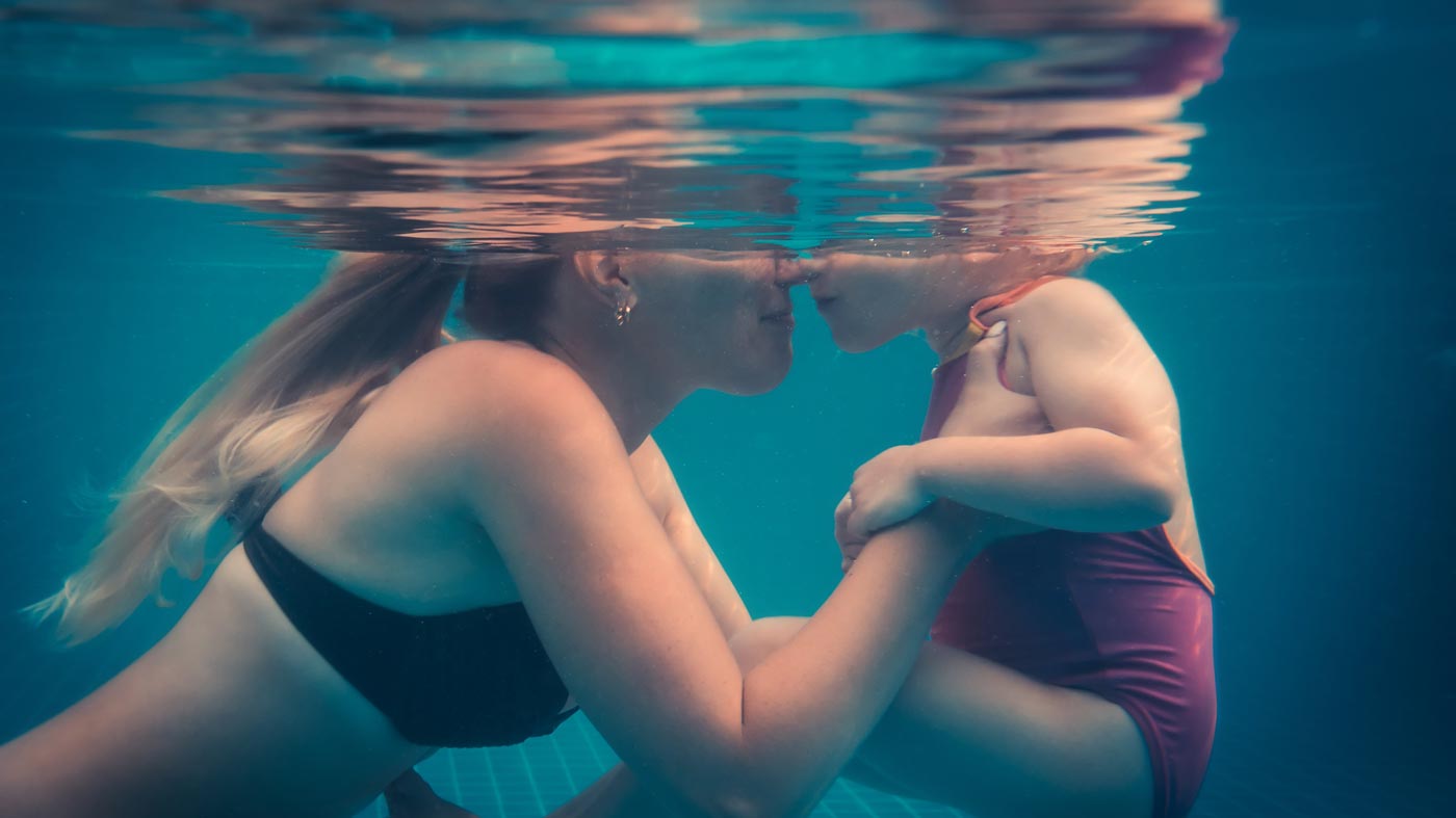 Mutter mit Kind in der Schwimmschule Stuttgart